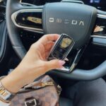 Jéssica Belcost Instagram – A @omoda.brasil me convidou para conhecer em primeira mão o Omoda 5 EV, um SUV 100% elétrico que será lançado no Brasil no primeiro semestre desse ano. 

Além de lindo, ele é sustentável, seguro, confortável e tem muita tecnologia!!

Eu postei um reels esses dias contando um pouco mais sobre ele. Dá uma olhadinha lá! 
Estou ansiosa por esse lançamento! 🥳😍

A Omoda é uma marca que anunciou recentemente sua chegada ao Brasil e entrará em uma operação ao lado de outra marca, a Jaecoo, que terá uma pegada mais off-road. 

Omoda | Jaecoo abrirá até 40 concessionárias em 2024 e no final do primeiro semestre você também poderá testar um desses assim como eu. 

E aí, curtiu? Me conta!!

#Omoda #OmodaBrasil #Omoda5 #Omoda5EV