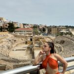 Jéssica Segura Instagram - Nuestra visita a Tarragona fue… … Un poco más de comedia involuntaria 😂😂😂 • Empecé el día muy inventada con mi outfit porque según yo haría calor y pum tenía frío • Llegando a Tarragona nos enteramos que los Lunes cierran todos los museos y ruinas, así que nos tocó caminar por las calles y ya • Lo deli probamos unas aceitunas deliciosas en el mercado y pasamos un tiempo increíble en familia • Ame el reloj de sol 💜💜💜 • Tendremos que volver a visitar el anfiteatro y los lugares más emblemáticos de Tarragona