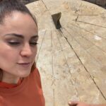 Jéssica Segura Instagram - Nuestra visita a Tarragona fue… … Un poco más de comedia involuntaria 😂😂😂 • Empecé el día muy inventada con mi outfit porque según yo haría calor y pum tenía frío • Llegando a Tarragona nos enteramos que los Lunes cierran todos los museos y ruinas, así que nos tocó caminar por las calles y ya • Lo deli probamos unas aceitunas deliciosas en el mercado y pasamos un tiempo increíble en familia • Ame el reloj de sol 💜💜💜 • Tendremos que volver a visitar el anfiteatro y los lugares más emblemáticos de Tarragona