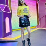 Jéssica Segura Instagram - Amooooooo @mecaigoderisaof y hoy en @teletonmexicooficial la pasamos bomba • Tú ya hiciste tu donativo? • Mi falda es de @monjevy • #mecaigoderisa #fun #friendss #ootd #actress #familiadisfuncional #love