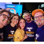 Jéssica Segura Instagram - Amooooooo @mecaigoderisaof y hoy en @teletonmexicooficial la pasamos bomba • Tú ya hiciste tu donativo? • Mi falda es de @monjevy • #mecaigoderisa #fun #friendss #ootd #actress #familiadisfuncional #love