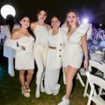 Jéssica Segura Instagram - Noche de amigas, noche de brillo, noche de… • No hay nada que disfrute más que una noche de inventada con mis amigas, las AMO infinito @marianabotasl @ode_ruiz y @ivonnedelosrios salud por las noches así • #wine #party #friends #fun #cheers #white #shine #brillo #glam #outfit #ootd