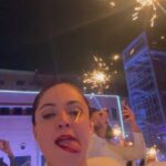 Jéssica Segura Instagram - Noche de amigas, noche de brillo, noche de… • No hay nada que disfrute más que una noche de inventada con mis amigas, las AMO infinito @marianabotasl @ode_ruiz y @ivonnedelosrios salud por las noches así • #wine #party #friends #fun #cheers #white #shine #brillo #glam #outfit #ootd