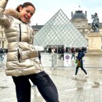 Jéssica Segura Instagram - Expectativa VS REALIDAD! Así las cosas, me di cuarenta de cuantas cosas en la vida dejo de disfrutar porque no pasan como pensé que serían • París me hizo cambiar el foco y dejar de esperar que saliera el sol para ponerle un outfit o hacer una foto, hoy agradezco a la vida estar sana, haber pisado y conocido un cachito de su historia y comes sus postres y chocolates • Valorar intensamente la calidez de los latinos pero sobre todo de los mexicanos con nuestra sonrisa en la boca y música en los restaurantes ❤️❤️❤️ Y finalmente enamorada y feliz por tener a mi compañero de vida @adrian.pous te amo #barbas • #trip #fun #travel #parís #paris #travel #jessicasegura #francia