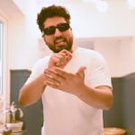 Jaani Instagram - जो क़ब्रों पे बैठ के शायरी करे,वो ज़ख्मों ने शायर बनाया हुआ है🧿❤️🧿