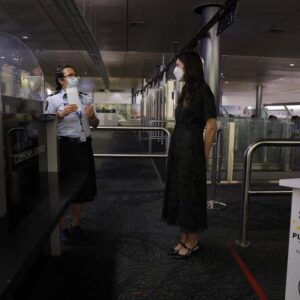 Jacinda Ardern Instagram - I love airports. Always have. I think it’s the reunions? Or watching people excited to travel abroad or to come home. Our airports haven’t been the same these last two years. They’ve welcomed over 200,000 people home, but that’s a fraction of the activity they usually see. On the 28th of February - that changes. That’s the day we see kiwis and other eligible travellers able to come back without going through MIQ. Two weeks later those same travellers from the rest of the world can come through, and from there we keep reopening. Today I talked to staff about all the planning that’s been underway, including the welcome home packs everyone will receive complete with their Rapid Antigen Tests. The staff were ready, and really excited to see our airports start to return to what we know and love them for. Places for reunions, adventures and home comings.