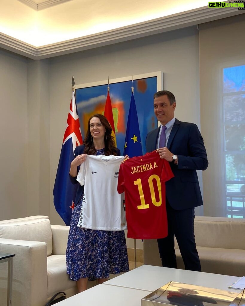 Jacinda Ardern Instagram - Finishing up for the day, just as your day in NZ begins! It’s been a big one. Kicked off the day with a bilateral meeting with President Sánchez of Spain. We discussed important topics like the war in Ukraine, food security, seabird conservation (where we’re doing some work together) and of course the EU Free Trade Agreement we’re negotiating. Outside of the talks it was a chance to promote the FIFA Women’s World Cup, which we’re hosting next year. I also heard the President was a Rugby fan so gifted him an All Blacks AND Black Ferns jersey! This afternoon I also presented the keynote speech at a Tech4Democracy Venture Day before heading into a bilateral with the French President, and then off to a dinner hosted by the Spanish King for those here in Madrid for the NATO Summit. A busy but productive day