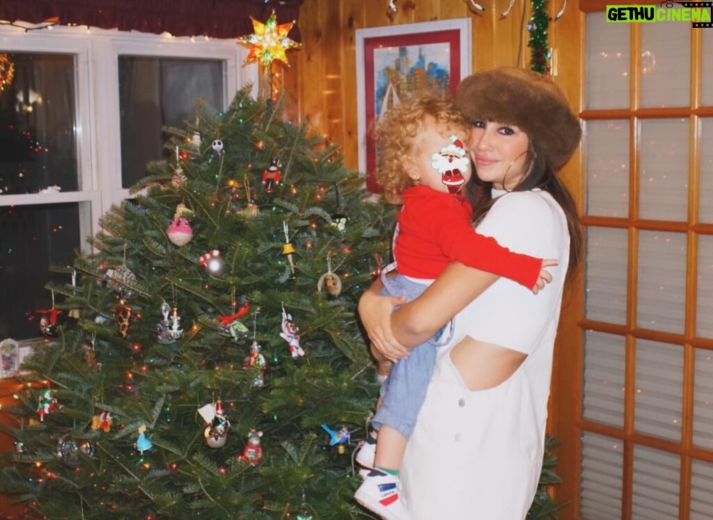 Jackie Cruz Instagram - Familia es todo. Los amo. Buon Natale. Merry Christmas. God Bless. 🎄
