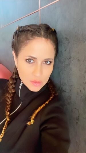 Jackie Guerrido Instagram - Aquí con mamá Africa en Roma! Le tomo solo 20 minutos 🥰 #latepost #italy  #hairstyles #JackieG