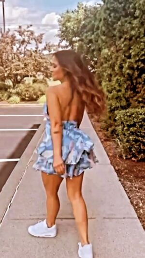 Jackie Guerrido Instagram - Que prefieres el pelo wavy or straight? Wedges  or sneakers? #reelsinstagram 💃🏻#cooperstown #NewYork