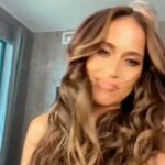 Jackie Guerrido Instagram - Después de tantos años aquí estamos juntos otras vez 🥰 @geraldstylist love you! #makeup #beauty #glow #hairstyle #promo #tv #latina #reelsinstagram #working PR en la casa! 🇵🇷