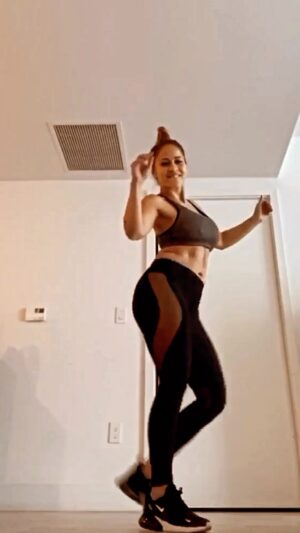 Jackie Guerrido Instagram - Mood de Salsa!!! Comer es muy rico!!! Asi Que a perder kilos mientras te diviertes 💃🏻 #BX