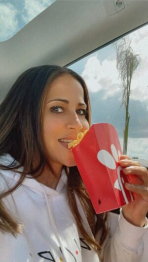 Jackie Guerrido Instagram - Cual es tu fast food favorita? 😜 #roadtrip #weekend #diet NOT