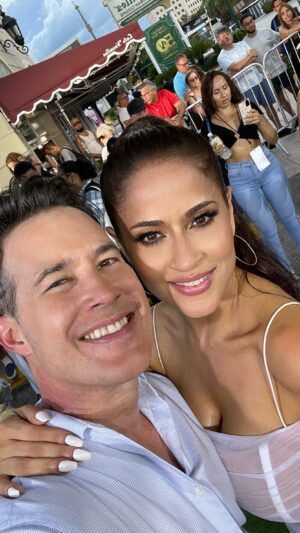 Jackie Guerrido Instagram - Abriendo  mi corazón para ustedes ❤️ gracias amigo @rogerborges01 you’re  the best! 🥰 y a toda el equipo de producción de @primerimpacto #los50dejackie #celebration #blessed #grateful ❤️🥰🙏🏻