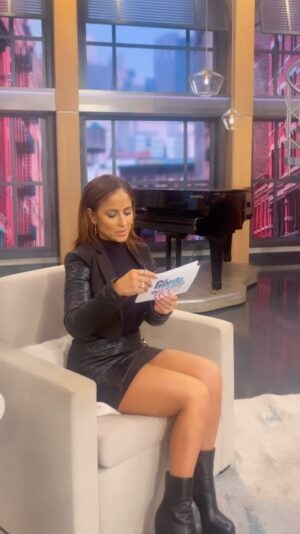 Jackie Guerrido Instagram - Aquí un behind the scene con mi adorado @rauldemolina gracias por tanto cariño @elgordoylaflaca los quiero mucho! ❤️🥰 #univision  #stylist @palomaduluc