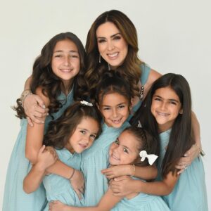 Jacqueline Bracamontes Instagram - El mejor regalo que me ha dado Dios es este… SER MAMÁ!!! Gracias mis nenas por hacerme la mamá más feliz y bendecida del mundo!!! Las amooooo!!!

HAPPY MOTHER’S DAY! 🌸🌹🌷🌺🌼💐

📸 @carlosrodriguez.bo 
Glam: @laurasbarcelo