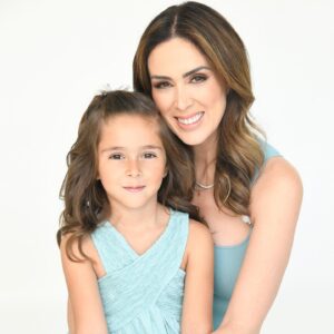 Jacqueline Bracamontes Instagram - El mejor regalo que me ha dado Dios es este… SER MAMÁ!!! Gracias mis nenas por hacerme la mamá más feliz y bendecida del mundo!!! Las amooooo!!!

HAPPY MOTHER’S DAY! 🌸🌹🌷🌺🌼💐

📸 @carlosrodriguez.bo 
Glam: @laurasbarcelo