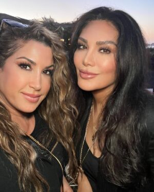 Jacqueline Laurita Instagram - Just two girls in the #malibu sun having fun! 👯‍♀️☀️Always the best time doing girl time with my dear friend @erriettelenasdesign 💕  I somehow can never take my photoshoots by friends seriously, but  here it is. 📸🤪 A little Rest and relaxation, mixed with a lot of fun and a lot of laughs is exactly what was needed. 🫶🏼👯‍♀️ (More videos and pictures from Malibu in my story )
