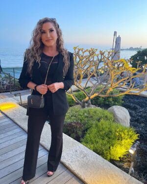 Jacqueline Laurita Instagram - Just two girls in the #malibu sun having fun! 👯‍♀️☀️Always the best time doing girl time with my dear friend @erriettelenasdesign 💕  I somehow can never take my photoshoots by friends seriously, but  here it is. 📸🤪 A little Rest and relaxation, mixed with a lot of fun and a lot of laughs is exactly what was needed. 🫶🏼👯‍♀️ (More videos and pictures from Malibu in my story )