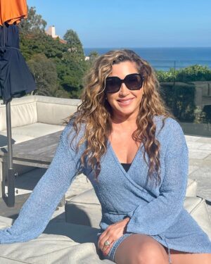 Jacqueline Laurita Instagram - Just two girls in the #malibu sun having fun! 👯‍♀️☀️Always the best time doing girl time with my dear friend @erriettelenasdesign 💕  I somehow can never take my photoshoots by friends seriously, but  here it is. 📸🤪 A little Rest and relaxation, mixed with a lot of fun and a lot of laughs is exactly what was needed. 🫶🏼👯‍♀️ (More videos and pictures from Malibu in my story )