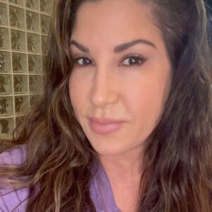 Jacqueline Laurita Instagram - 🖕🏼😝🖕🏼🌅🐶🌺🥚 #Nofilter #Nofacelift #51 💋⬇️ (…and a neck lift isn’t a facelift 😘) “Natural” meaning “No Filter” here!