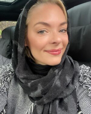 Jaime King Instagram - Today in my car office… 💯❤️🌹