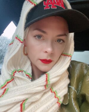 Jaime King Instagram - Today in my car office. Omni   Rain   No internet   News - ahhhhhhhhhh!