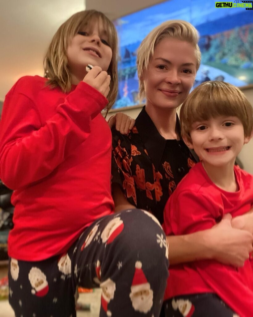 Jaime King Instagram - Merry Christmas and Happiness abound. From our family to you and yours. May peace be present amidst these trying times. We love you. - Jaime, James Knight and Leo Thames. ❤️🌹🕊❤️🌹🕊❤️🌹🕊❤️