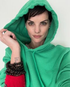Jaimie Alexander Instagram - Green machine 💚 @favorite.daughter you guys are killin it with all the colors. 🙌🏻 I’m obsessed! @erinfoster @sarafoster 💚💚💚