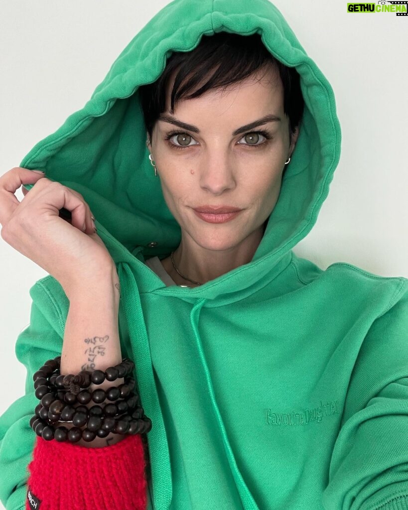 Jaimie Alexander Instagram - Green machine 💚 @favorite.daughter you guys are killin it with all the colors. 🙌🏻 I’m obsessed! @erinfoster @sarafoster 💚💚💚