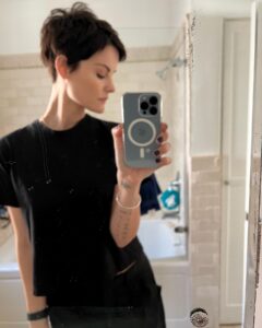 Jaimie Alexander Instagram - Chop chop 💇🏻‍♀️ #tabbandsparkssalon