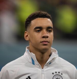 Jamal Musiala Instagram - Liebe Fans, vielen Dank an alle! Das ist eine große Ehre für mich. Die Auszeichnung zum "Nationalspieler des Jahres 2022" bedeutet mir sehr viel. Es motiviert mich umso mehr, weiter an mir zu arbeiten, noch besser zu werden und hoffentlich auch wieder mit dem @dfb_team erfolgreich zu sein. Danke für euren Support 🙏🏽