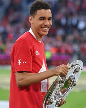 Jamal Musiala Instagram - Another year is in the books 🔒 On the last days of 2022 it's time to say thank you again for all your great support throughout the year. I'll keep working hard to come back even stronger in the new year and win as much as possible with the team. Could not be more motivated 💯 
Best wishes to all of you for 2023 💪🏽