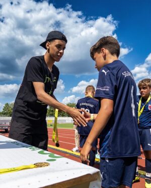 Jamal Musiala Instagram - A huge thank you to all of you for your incredible support last year! 🙏🏽 Now it’s time to focus on our goals for 2024. Best wishes and a happy, healthy and successful new year 💪🏽