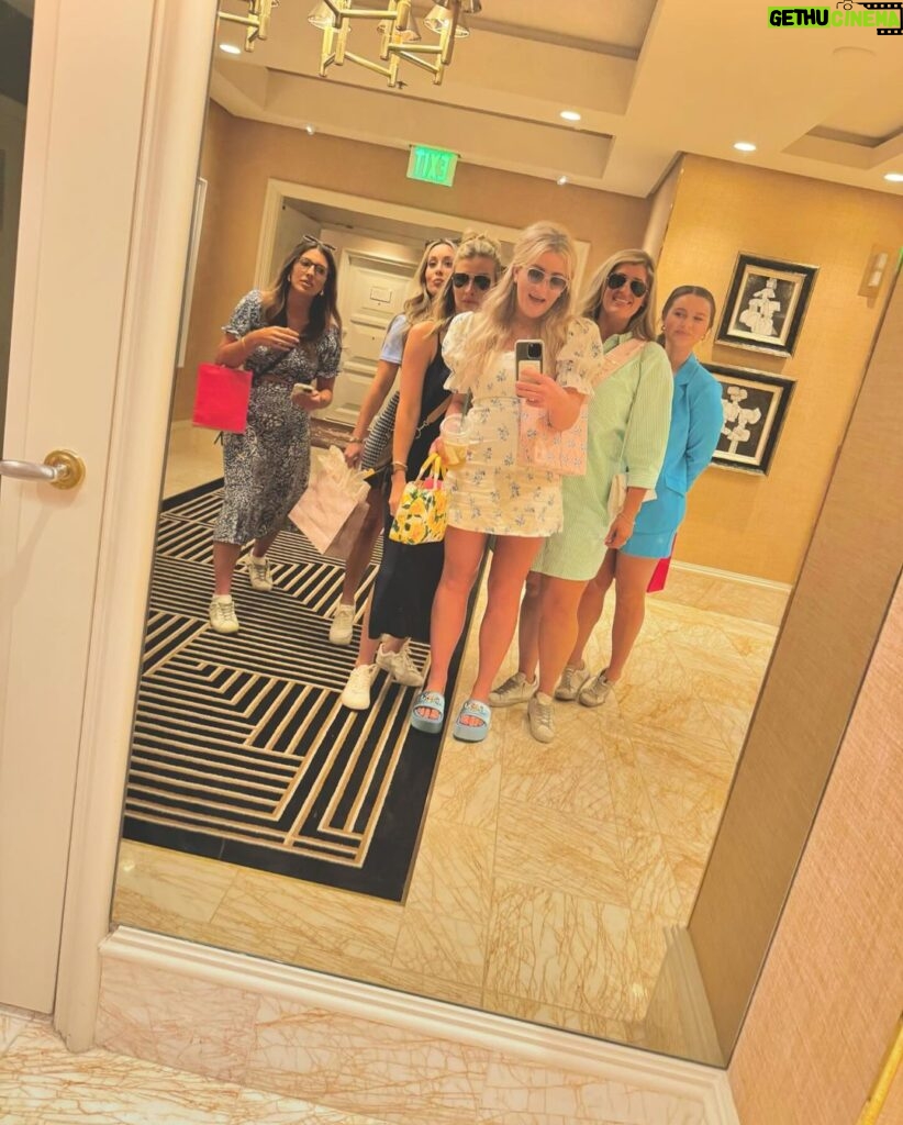 Jamie Lynn Spears Instagram - It takes an extra special reason to get this anxious group of moms away from our kiddos for even a couple hours, but this beautiful bride-to-be (and the Magic Mike Live show🤤) was definitely worth taking a girls trip to Vegas to celebrate🎉👰🏼‍♀️🎰🎲