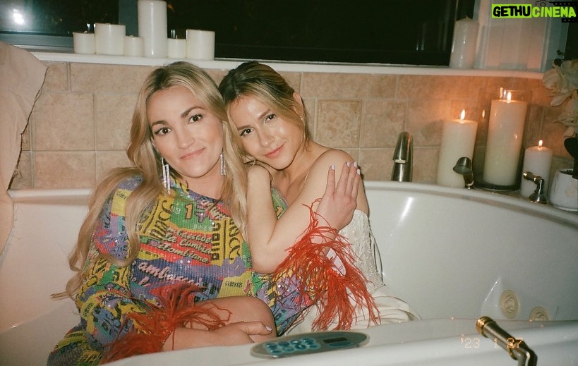 Jamie Lynn Spears Instagram - I can’t wait for y’all to see @erinsanders absolutely shine in the new #ZOEY102 movie, and see how Zoey & Quinn’s relationship has evolved👯‍♀️ I think one of the main stories of this film is how these young women are trying to figure out how to enter new stages of their lives, while allowing new relationships to grow stronger, but without letting old ones grow apart. Y’all are going to see a lot of familiar faces you already love, but you’re going to 100% fall in love with a lot of new faces as well, bc I know I sure did!! (Not enough slides to fit all the beautiful faces)🙃 #Zoey102 #Zoey101Reboot #Zoey102Movie #JULY27