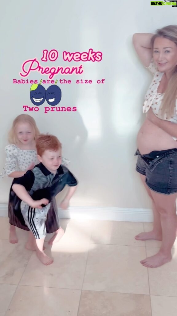 Jamie Otis Instagram - These kiddos are obsessed with “their” babies growing inside!🥰 The twins are the size of prunes right now and they’re getting little baby teeth buds & a teeny tiny bit of hair.👶🤰👶 I have no idea what Henley Grace was doing to my tummy?!🤷🏼‍♀️😆 Tonight at 8pm we are going LIVE on YouTube to answer your questions!!! I’ll pop the link in my bio & stories but you can also search Hanging with the Hehners to find us!🤗 My morning sickness is way better when I get at least 10 hours of sleep, stay active, take B6 and eat carbs …anyone else notice that helps them too? Odd dynamic but it seems to work for me!!🎉🥳 Pop any questions you have for us below and we will try our best to answer them LIVE tonight!🤗 see you soooon!😘