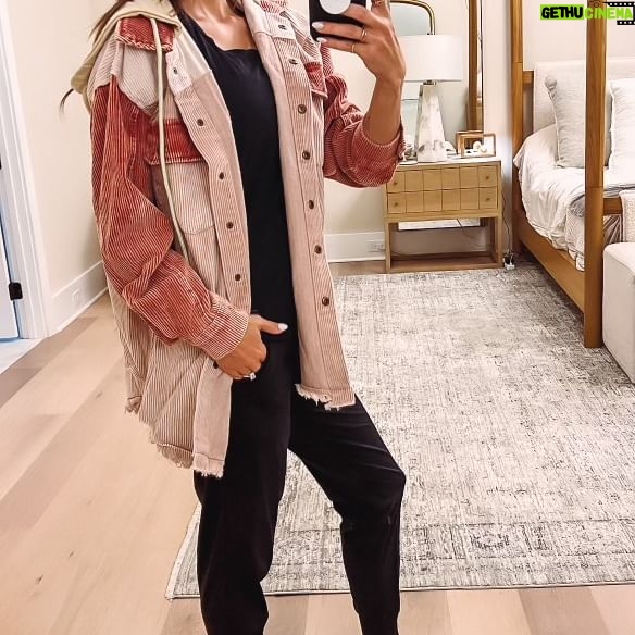 Jana Kramer Instagram - Living in my new comfies from @amazonfashion 🤍 I think the lounge set is my favorite - what’s yours? Everything is linked on stories and in my storefront!