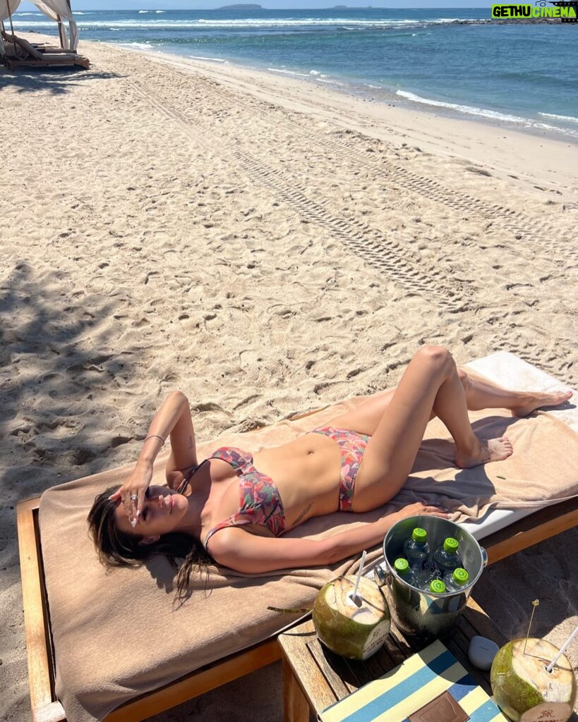Jana Kramer Instagram - Last day beach vibes