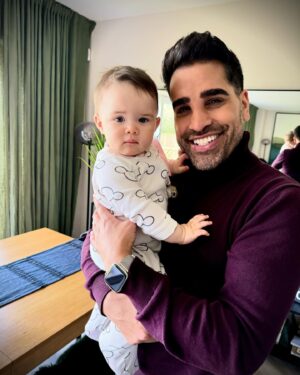Janette Manrara Instagram - It took a while but Lyra FINALLY met @drranj & @gethincjones! They came straight over after the show for cuddles! 🤍💫