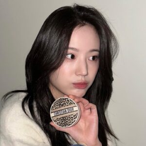 Jang Gyu-ri Instagram - #광고 시대를 초월한 영원한 패션 코드인 ‘레오파드 프린트’로 드레스업 한 특별한 리미티드 에디션 – NEW 디올 2023 미차 컬렉션, 그리고 디올 어딕트 립 글로우 #038로즈누드

#디올미차컬렉션 #디올포에버파우더쿠션 #디올어딕트립맥시마이저