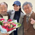 Jang Na-ra Instagram - #갈매기#연극갈매기 #이순재 선생님. #주호성 아빠. 귀여워 죽겠는 우리“패밀리”의 사랑둥이 #윤상정 배우와 갈매기를 보고 왔어요! 우리 패밀리에서 러블리하며 카리스마있고 때로는 장난꾸러기 같은 시아버님으로 출연중이신 순재선생님. 무대를 향한 무한한 사랑과 열정을 보여주셨어요!! 🔥🔥🔥🔥🔥🔥🔥🔥🔥 70대 중반이지만 순재 선생님의‘호성이’로 불리는 아빠. 참으로 멋지셨다우👍🏻 드라마 시어버지.진짜 친정아버지. 그리고 귀여운 상정이와 2023년 힘차게 시작해봅니다!!❤️