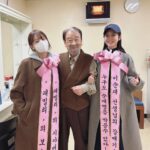 Jang Na-ra Instagram - #갈매기#연극갈매기 #이순재 선생님. #주호성 아빠. 귀여워 죽겠는 우리“패밀리”의 사랑둥이 #윤상정 배우와 갈매기를 보고 왔어요! 우리 패밀리에서 러블리하며 카리스마있고 때로는 장난꾸러기 같은 시아버님으로 출연중이신 순재선생님. 무대를 향한 무한한 사랑과 열정을 보여주셨어요!! 🔥🔥🔥🔥🔥🔥🔥🔥🔥 70대 중반이지만 순재 선생님의‘호성이’로 불리는 아빠. 참으로 멋지셨다우👍🏻 드라마 시어버지.진짜 친정아버지. 그리고 귀여운 상정이와 2023년 힘차게 시작해봅니다!!❤️