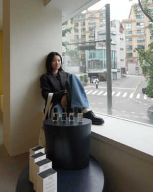Jang Yoon-ju Instagram - 비오는 토요일. 
아 이제 눈물의 여왕은 안하지? 아쉬운 마음을 달래며.
그림도 보고. 향수도 사고. 밥도 배불리 먹고. 🩶☺️☂️