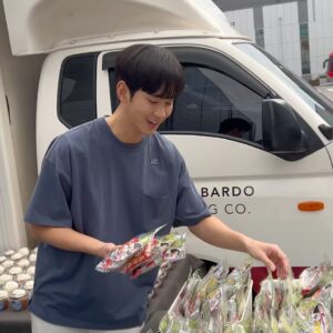Jang Yoon-ju Instagram - 17년 전에 의류 광고 모델로 만났었던 수현이와
작품에서 가족으로 만나게 된 건. 참 신기하고 감사한 일이다.
“현우야 이제 이번 주면 눈물의 여왕은 끝이 나지만.
TV 드라마가 처음인 나에게. 네가 내 동생이어서
현장에서 심적으로 든든하고 편안했어.
고마워! 수현아:) 우리 또 만나자! 💛🌷🫶🏻

#눈물의여왕