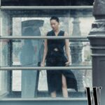 Jang Yoon-ju Instagram - The Alien is dancing on the city. 패션 화보는 나에게 놀이 이다. 비도오고 매우 추웠지만 힘들지 않았다. 사진으로 스토리와 비주얼을 만드는 작업이 나는 즐겁다. 🩶 @isseymiyakeofficial @wkorea 패션 에디터| 김신 @shin_wkorea 사진가 | 박종하 @parkjongha 헤어| Reina Kim @mua.reinakim 메이크업 | Min Kim @minkimmakeup 어시스턴트 I Jiyoon Lee @jiiyoon_paris 프로덕션 | 이길배 @guilbe_cocalight