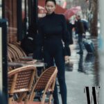 Jang Yoon-ju Instagram - The Alien is dancing on the city. 패션 화보는 나에게 놀이 이다. 비도오고 매우 추웠지만 힘들지 않았다. 사진으로 스토리와 비주얼을 만드는 작업이 나는 즐겁다. 🩶 @isseymiyakeofficial @wkorea 패션 에디터| 김신 @shin_wkorea 사진가 | 박종하 @parkjongha 헤어| Reina Kim @mua.reinakim 메이크업 | Min Kim @minkimmakeup 어시스턴트 I Jiyoon Lee @jiiyoon_paris 프로덕션 | 이길배 @guilbe_cocalight
