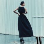 Jang Yoon-ju Instagram - The Alien is dancing on the city. 패션 화보는 나에게 놀이 이다. 비도오고 매우 추웠지만 힘들지 않았다. 사진으로 스토리와 비주얼을 만드는 작업이 나는 즐겁다. 🩶 @isseymiyakeofficial @wkorea 패션 에디터| 김신 @shin_wkorea 사진가 | 박종하 @parkjongha 헤어| Reina Kim @mua.reinakim 메이크업 | Min Kim @minkimmakeup 어시스턴트 I Jiyoon Lee @jiiyoon_paris 프로덕션 | 이길배 @guilbe_cocalight