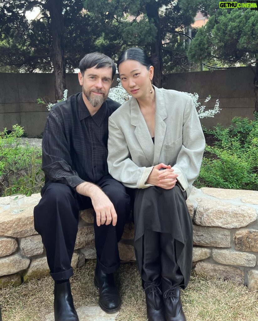 Jang Yoon-ju Instagram - My precious friend @lemaire_official We met for the first time in 2002 and blessed each other. Christophe Le Maire Seoul store is open. Congratulations from the bottom of my heart! 🌷🩷👍🏻 나의 소중한 친구!! 2002년에 처음 만나 서로를 축복하며 응원하는 크리스토프 르메르의 서울 매장이 오픈 하였다. 진심으로 축하해!