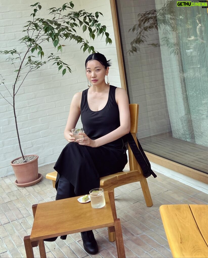 Jang Yoon-ju Instagram - My precious friend @lemaire_official We met for the first time in 2002 and blessed each other. Christophe Le Maire Seoul store is open. Congratulations from the bottom of my heart! 🌷🩷👍🏻 나의 소중한 친구!! 2002년에 처음 만나 서로를 축복하며 응원하는 크리스토프 르메르의 서울 매장이 오픈 하였다. 진심으로 축하해!
